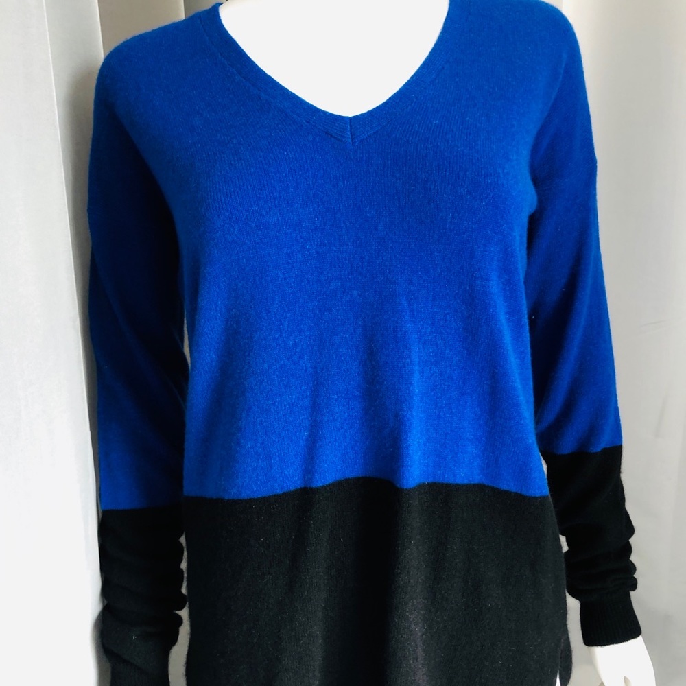 Line Sweater - Picture 5 of 6